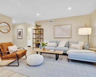 Designer Coastal Paradise w Pool - Steps to Beach - Carlsbad - Living room