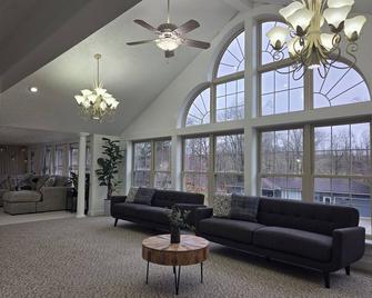 Crystal Wave Retreat, Berlin Ohio Hot tub and pool - Millersburg