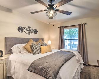 New! Couples Retreat: Well-Appointed Salado Home! - Salado - Bedroom