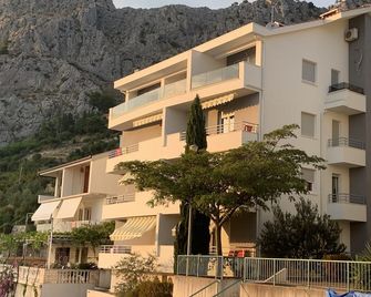 Apartments Beverly - Omiš - Byggnad
