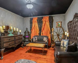 The Warlock House: Spellbound Stay - Sleep Where the Magic and Spells Happens! - Salem - Soggiorno