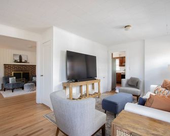 Bradley Beach Escape: 4BR, 2BA Pool, lake view, & 1.5 blks to beach! - Bradley Beach - Вітальня