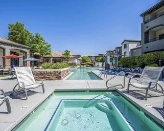Boulevard Stays 2BR by Stadium Pool Parking Gym 10 - Glendale - Pool