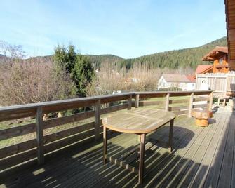 Chalet romantique avec terrasse, confort moderne, proche activités nature et ski à Cornimont - FR-1-589-41 - Cornimont - Balcón