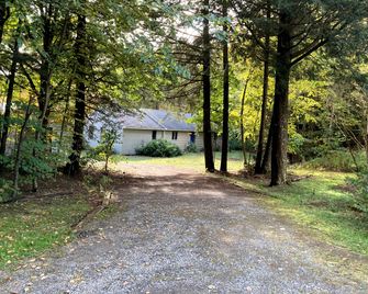 Cabin Rental for Four in Stephentown, New York, for Weekend Getaways to Nature - Cheshire - Vista del exterior