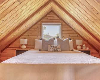 Walk to Cape Kiwanda from This Casual Charmer with Sweet Queen Loft Bedroom! - Pacific City - Habitación