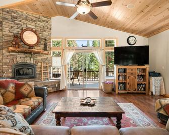 Golf Course Lake Almanor West Home w/ Hot Tub & Lake View! - Chester - Living room