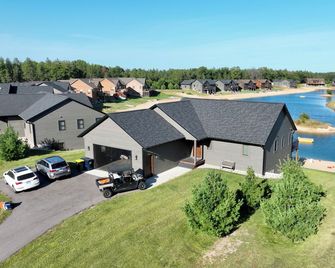 Modern 4 bedroom Lake House on Private Lake near WI Dells & Castle Rock Lake - New Lisbon - Edificio