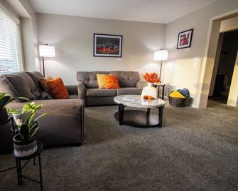 Full clean 3-bedroom house close to stadiums and pet friendly! - Grandview - Sala de estar