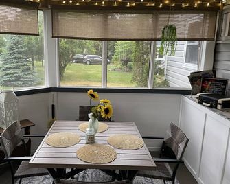 Lake Erie's charming 4 season Lake Houz with BBQ, Fire Pit & more - Leamington - Restaurante