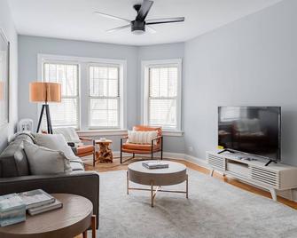 Charming|comfortable|1br|lincoln Square - Chicago - Living room