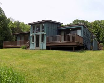 Mid-Century Home Surrounded by Meadows - Pine Plains - Building