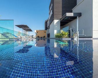 I am Design Hotel Campinas by Hotelaria Brasil - קמפינאס - בריכה