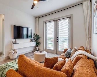 2-bedroom Exquisite Luxury Retreat Fully Furnished Apartment Dallas - Farmers Branch - Living room