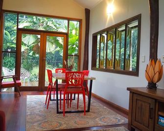 Secluded home hidden in an ancient and enchanted forest with crystal clear creek - Diwan - Comedor