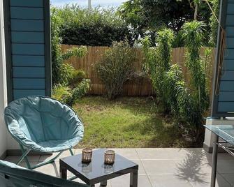 PRETTY STUDIO with garden near the beach and all shops internet connection - La Saline-les-Bains - Patio