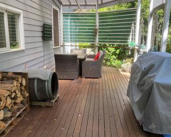 Historic Cottage 4 Riverside Dve. Pet friendly, flat fenced yard on the River. - Warburton - Hol