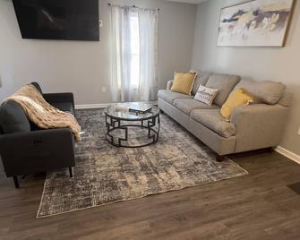 The Central Crib - Kansas City - Living room