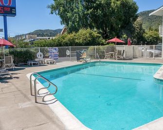 Motel 6 Ukiah - Ukiah - Uima-allas