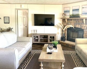 Fisherman Cove 4 Bedroom Lake Retreat with Large Dock & Fire Pit ️? - Milledgeville - Huiskamer