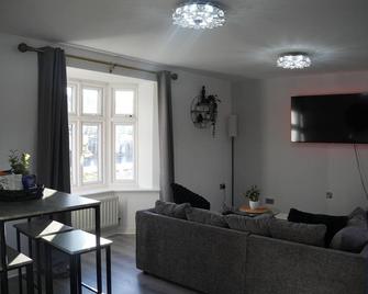 Lovely 3-bed House in Solihull - Solihull - Вітальня