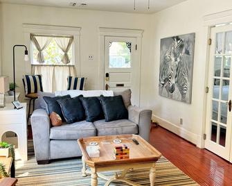 Victorian Bungalow: 2 bd + parking + private garden - Long Beach - Sala de estar