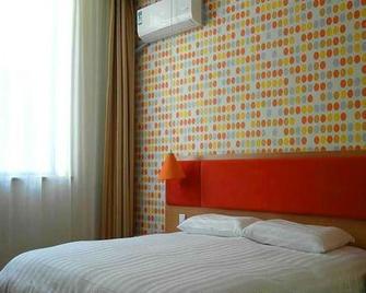 Home Inn Jinan Quancheng Square Branch - Jinan - Habitación