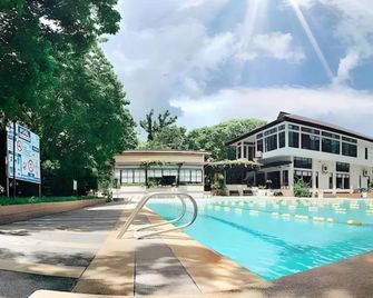 Ouans The Farm Resort Lucena City - Lucena - Piscina