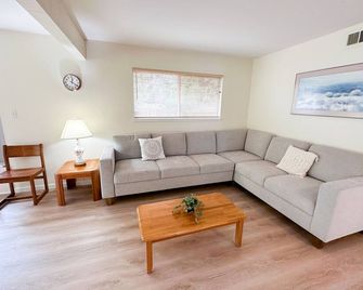 Peaceful Near Campus Home - Davis - Living room