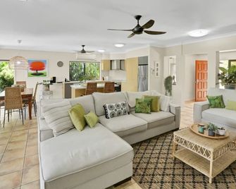 Villa Blue - Coastal Family Escape - Palm Cove - Salon