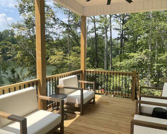 Lakefront home near vineyards, orchards tubing zip lining Biltmore & much more! - Mill Spring - Balcón
