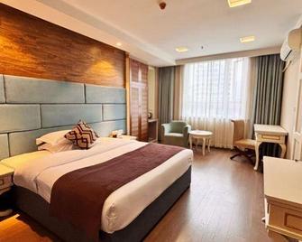 Jinye Jingsheng Hotel (Leshan High-speed Railway Station Jiaxing Road Food Street) - Leshan - Bedroom