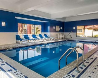 Regency Inn and Suites - Suite Non Smoking Double Bed - New London - Pool