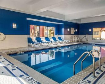Regency Inn and Suites - Suite Non Smoking Double Bed - New London - Pool