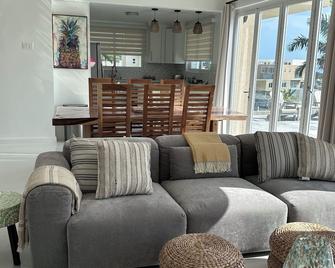 OneLoveVilla is a charming ocean view beach house in New Hope, Westmoreland JA - Whitehouse - Sala de estar