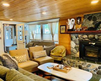Luxury Retreat on the Greenbelt / Private Home w/ Sauna & Yoga Studio&Fitness - Anchorage - Soggiorno