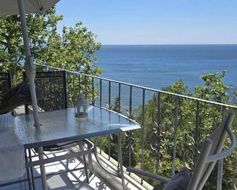 A 4 bedroom house with magnificent sea view in Silivri, İstanbul. - Silivri - Balcony