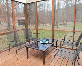 Cooperstown/Oneonta Getaway! Cottage #1- Old World Village - Maryland - Patio