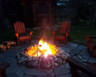 Romantic - Historic - Luxury Log Cabin - A Fairy Tale Experience and Setting - Grayling - Innenhof