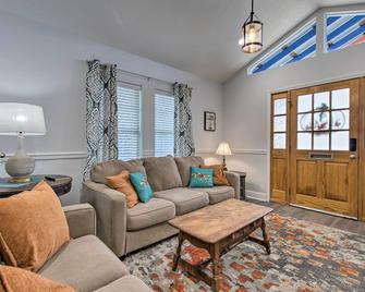 Downtown Ocean Springs Duplex with AandC 1 Mi to Beach - 海泉市 - 客廳
