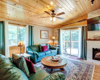 Waterfront Eagle River Home with Dock and Fire Pit! - Eagle River - Вітальня