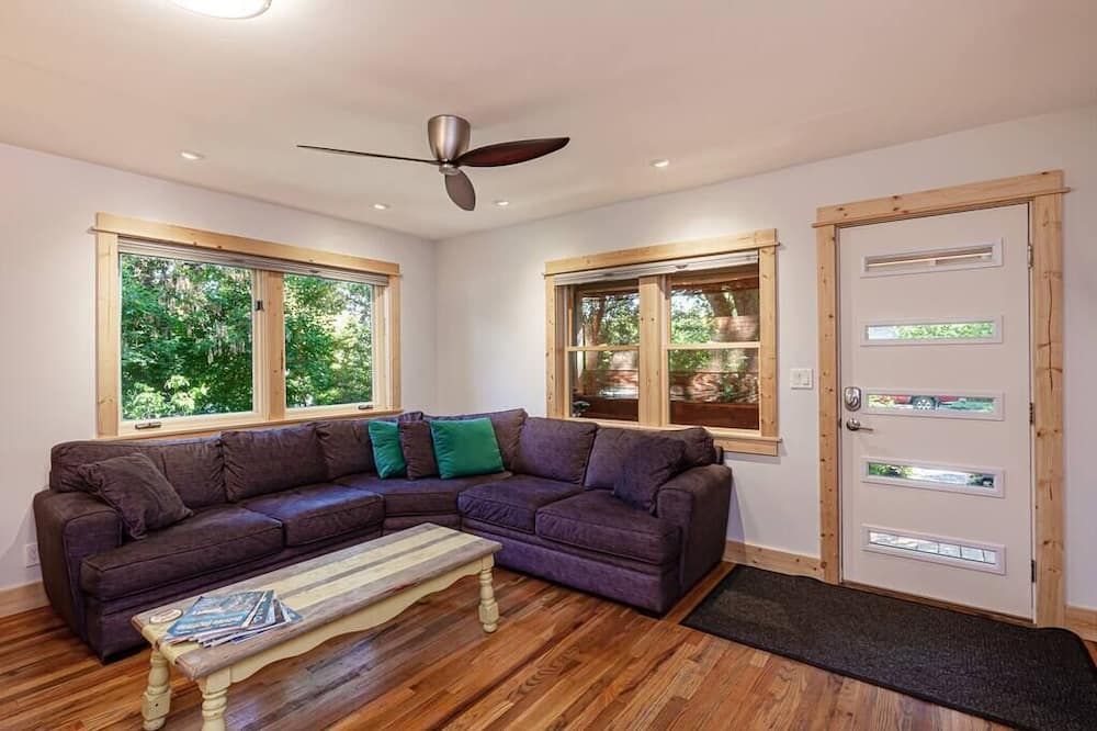 Clean, Private, Historic, Downtown Bozeman Home - Bozeman - Living room