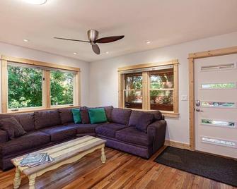 Clean, Private, Historic, Downtown Bozeman Home - Bozeman - Wohnzimmer
