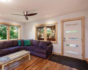 Clean, Private, Historic, Downtown Bozeman Home - Bozeman - Living room