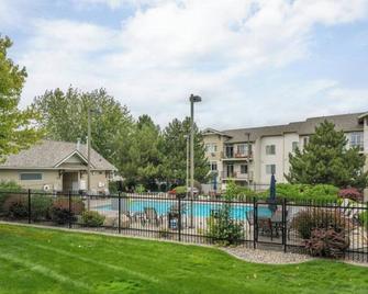 Modern Retreat in Liberty Lake - Liberty Lake - Pool