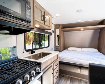 The Happy Camper - Cozy RV sleeps 4, with WiFi, in beautiful Ojai - Ojai