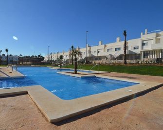 Holiday Home in Orihuela with Pool & Golf - Los Montesinos - Piscina