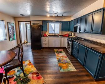 Little Blue House, Hotchkiss CO--3BR 1BA farmhouse w/easy access lots of parking - Hotchkiss - Cocina