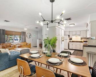 Sandy Feet Retreat | Private Pool + Ping Pong! - Sarasota - Dining room