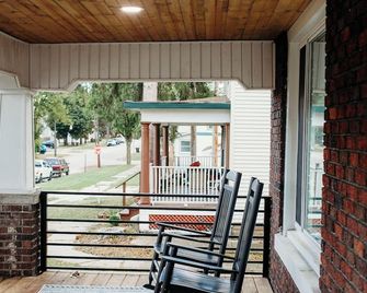 Newly Remodeled 3 Bed/1 Bath Duplex - Unit A - Big Rapids - Патіо